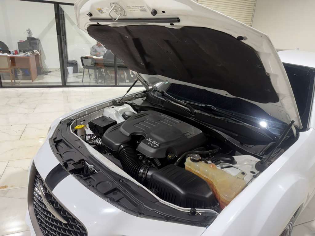 2017 Chrysler 300 Image 18