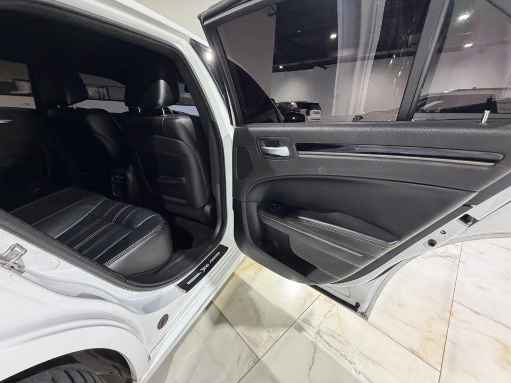 2017 Chrysler 300 Image 22