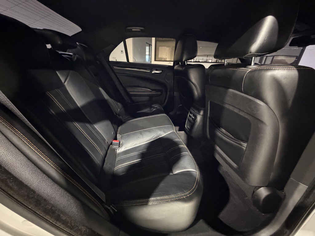 2017 Chrysler 300 Image 24