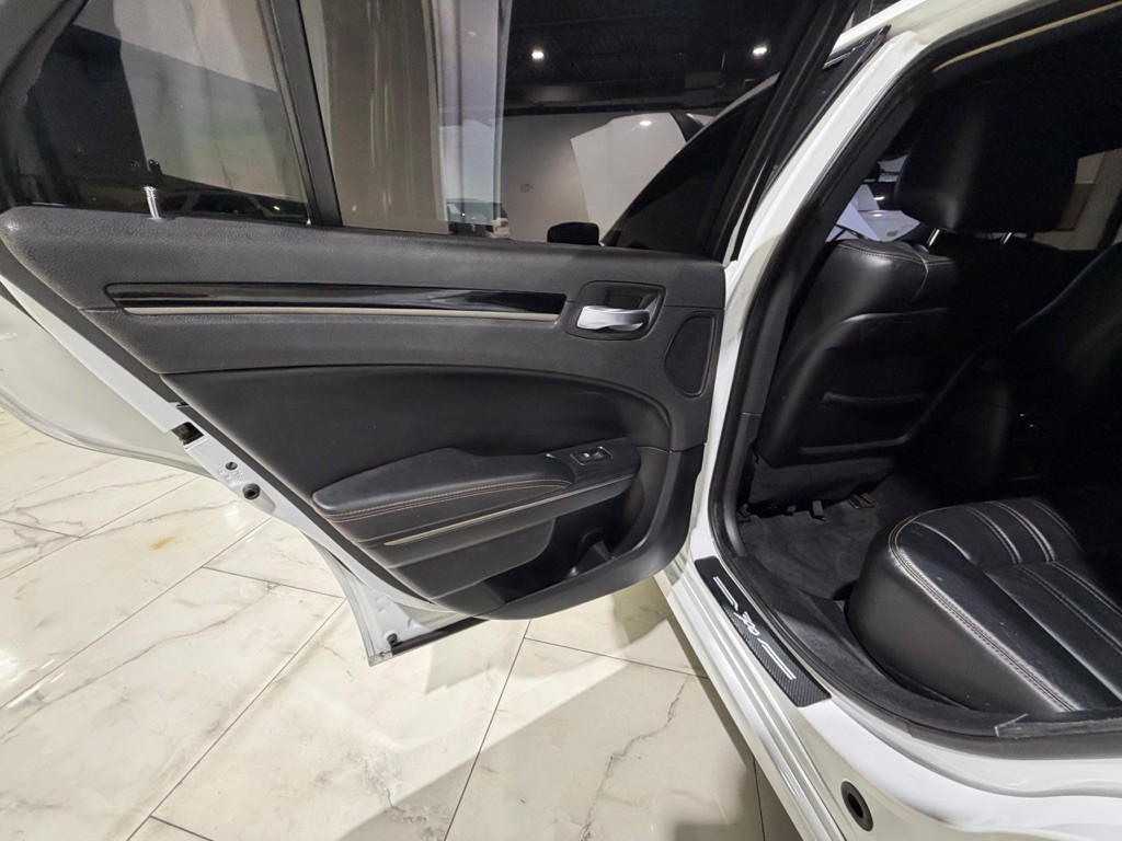 2017 Chrysler 300 Image 25