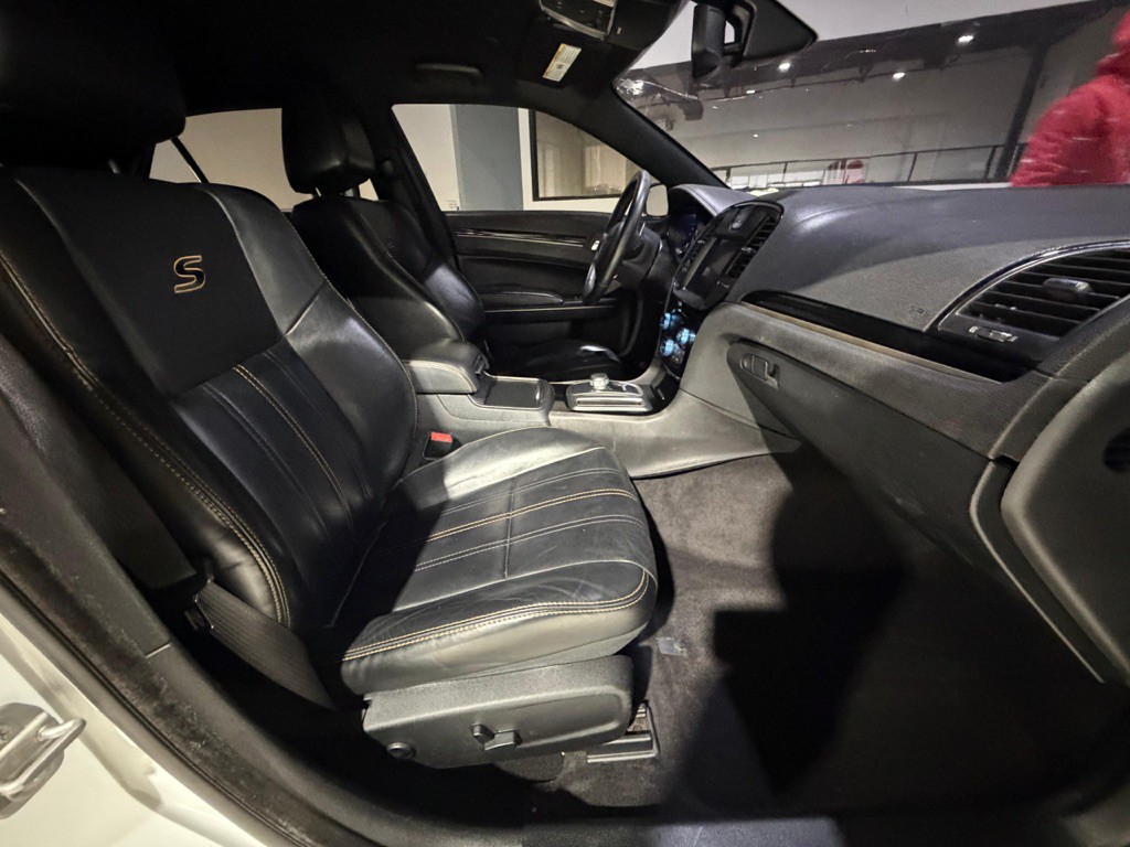 2017 Chrysler 300 Image 26