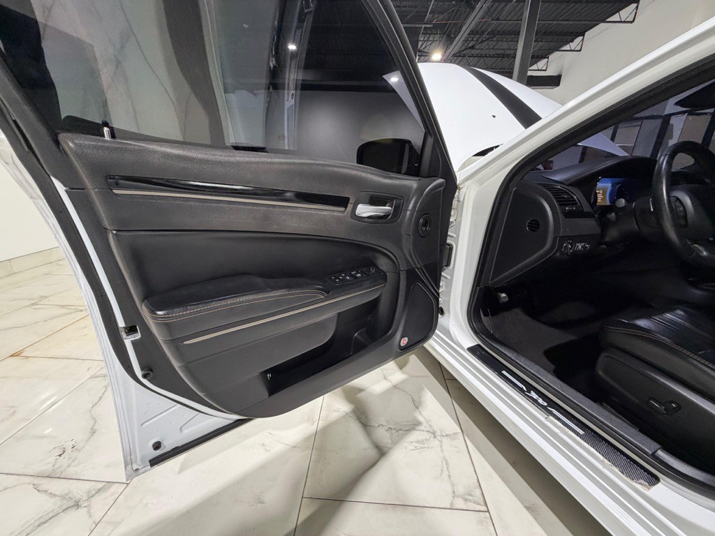 2017 Chrysler 300 Image 27