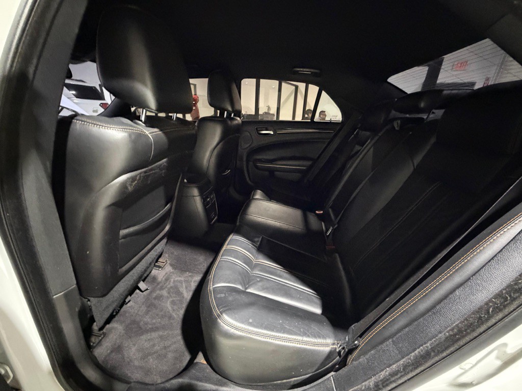 2017 Chrysler 300 Image 28