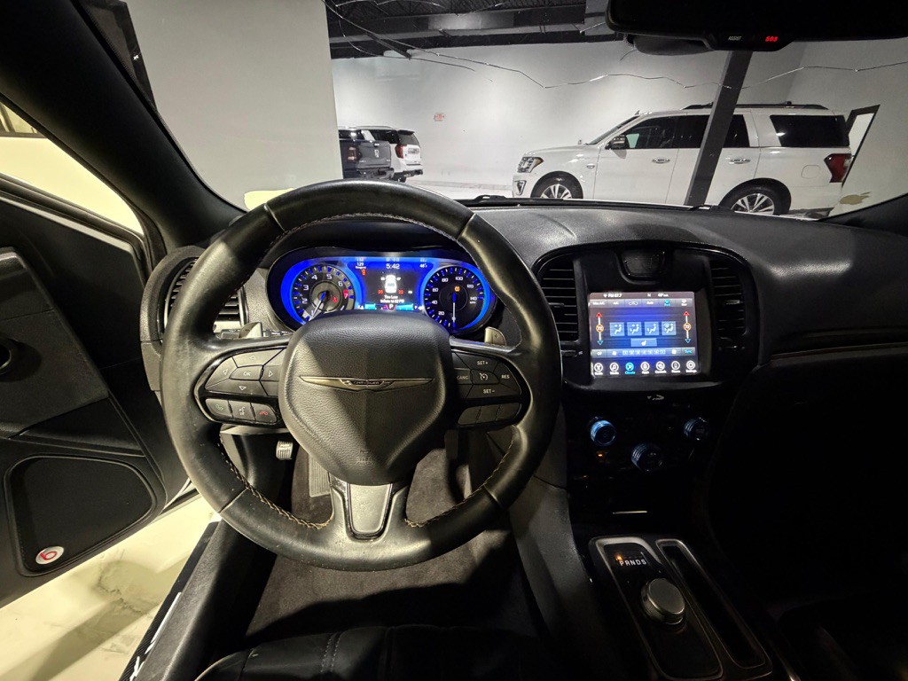 2017 Chrysler 300 Image 32