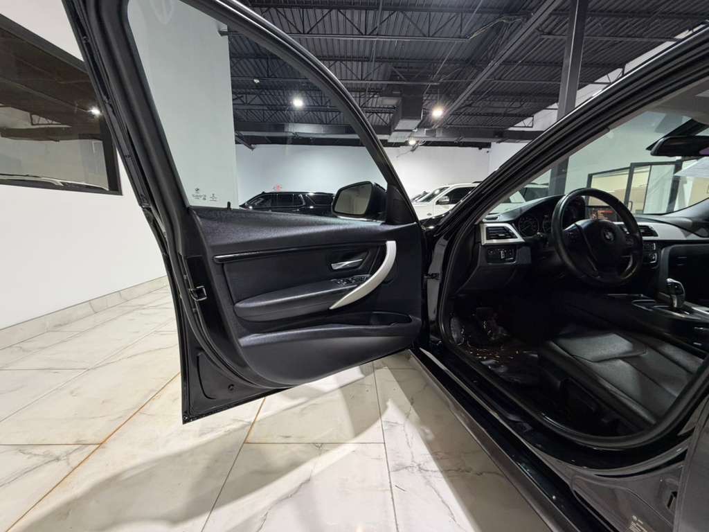 2017 BMW 3 Series Image 11