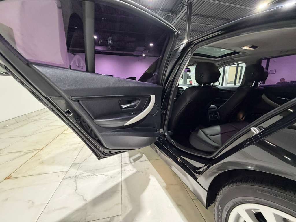 2017 BMW 3 Series Image 12