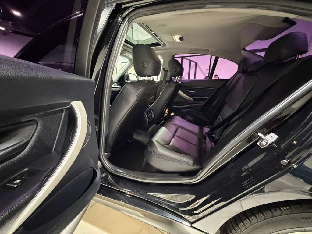 2017 BMW 3 Series Image 14