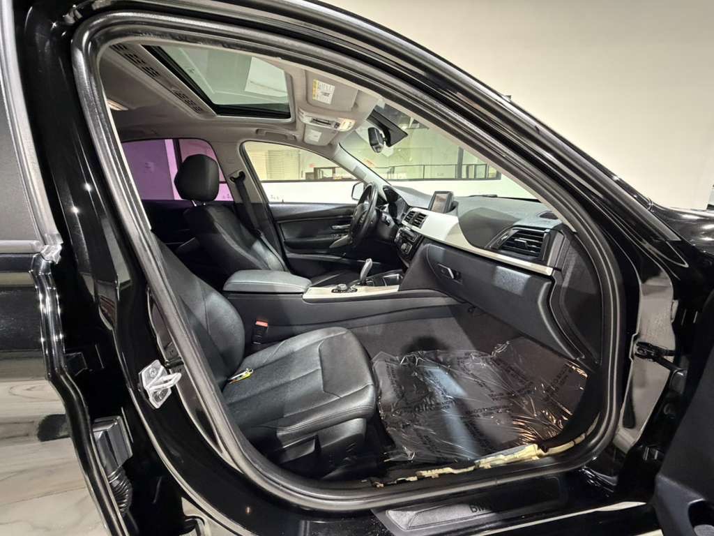 2017 BMW 3 Series Image 15