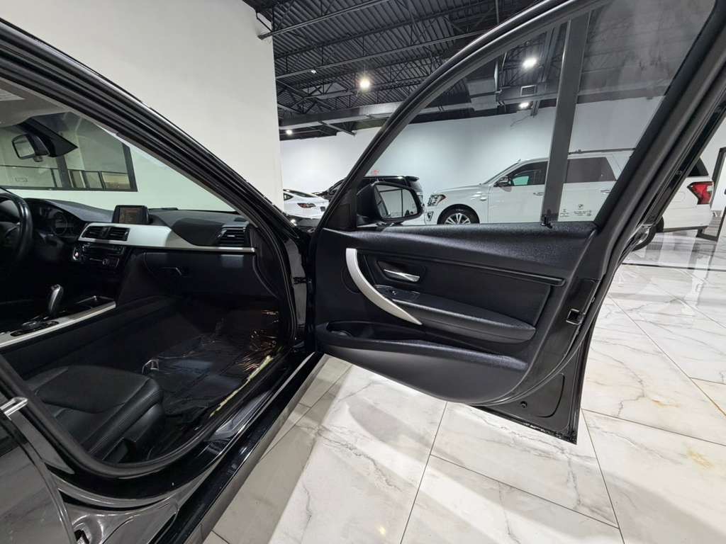 2017 BMW 3 Series Image 16