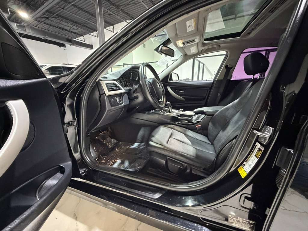 2017 BMW 3 Series Image 24