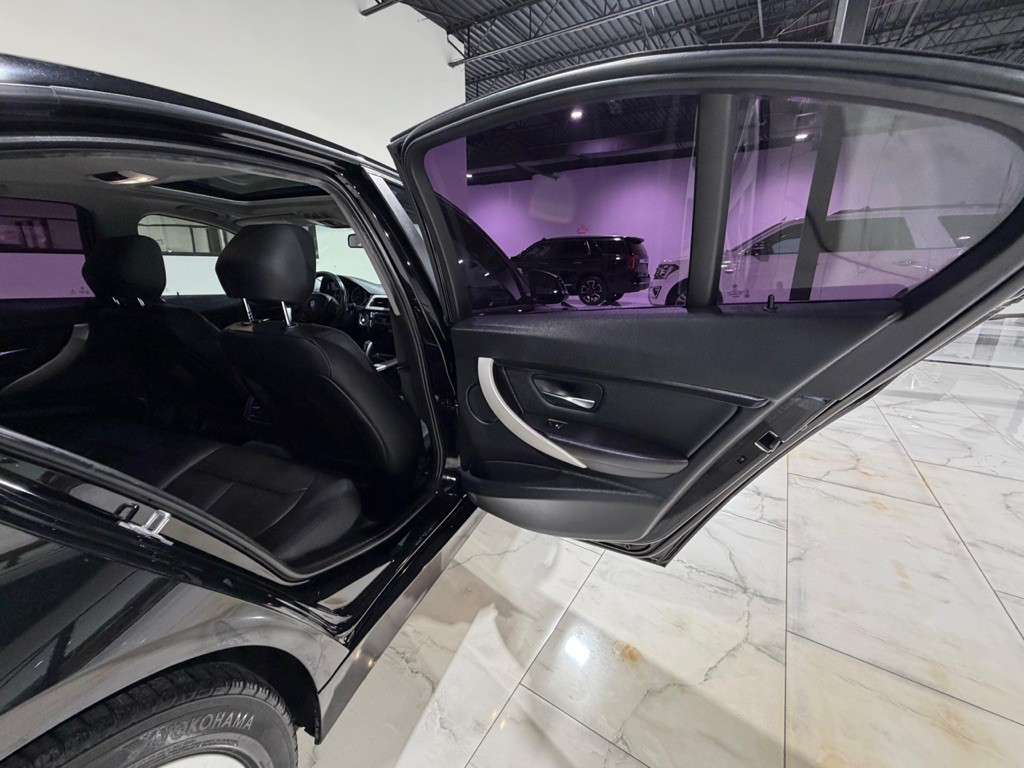 2017 BMW 3 Series Image 32