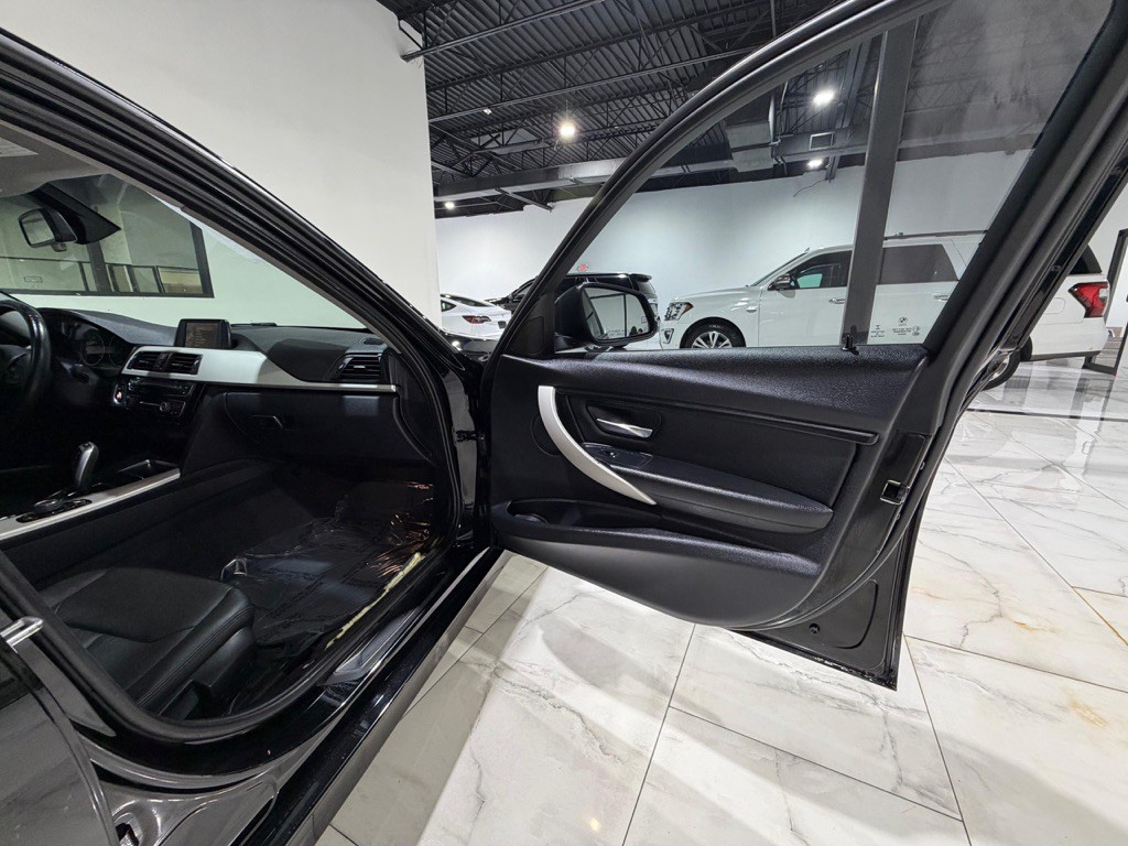 2017 BMW 3 Series Image 33