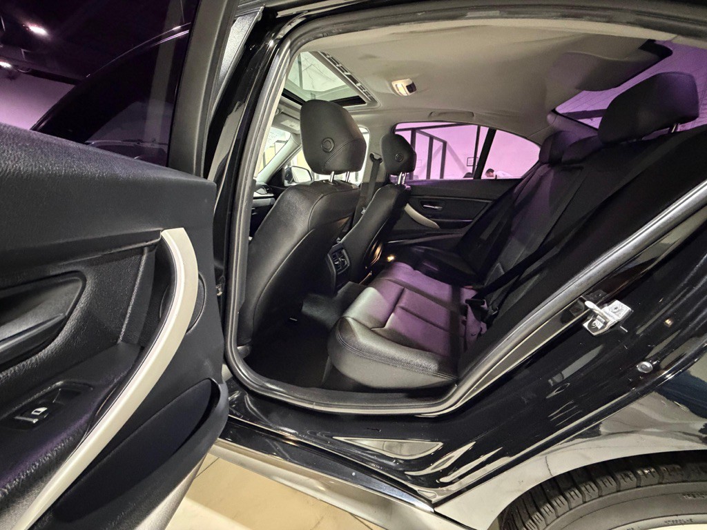 2017 BMW 3 Series Image 34