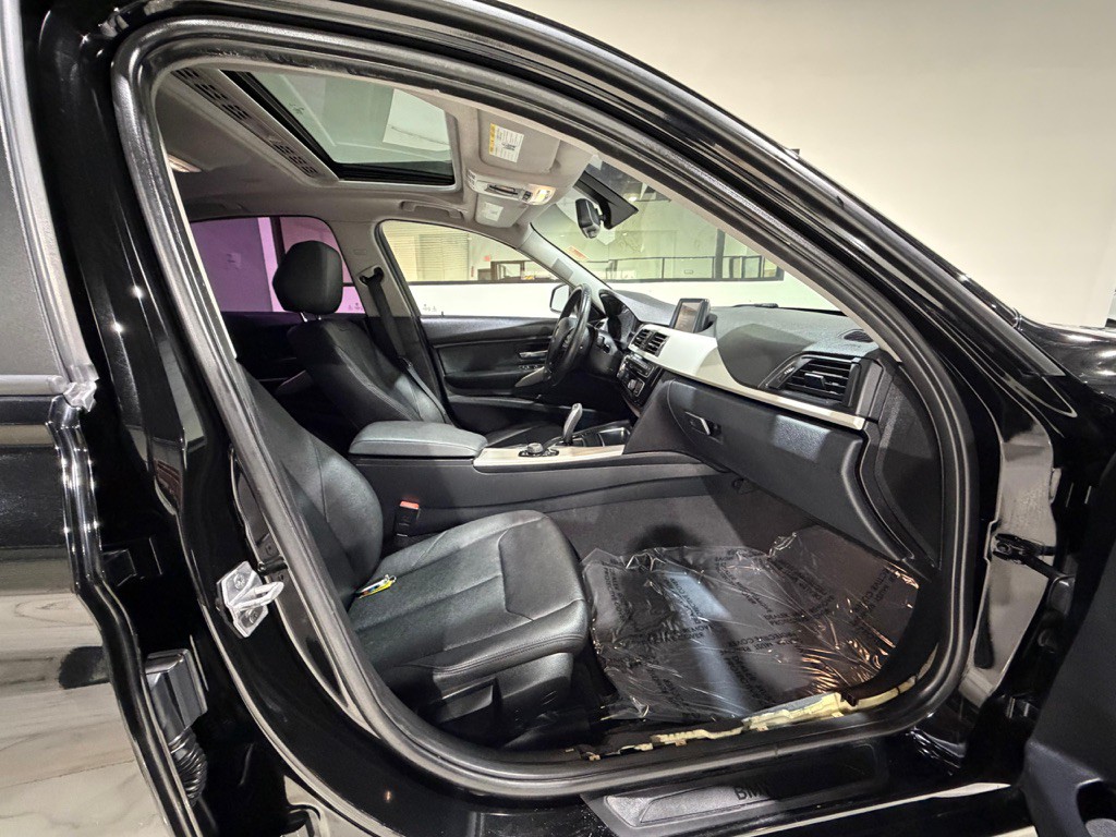 2017 BMW 3 Series Image 35