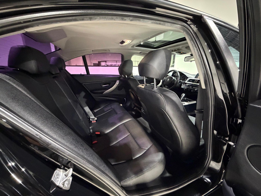 2017 BMW 3 Series Image 36