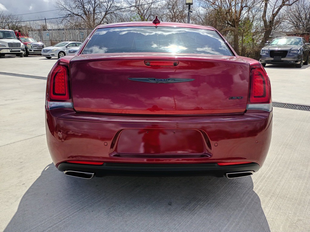 2022 Chrysler 300 Image 4