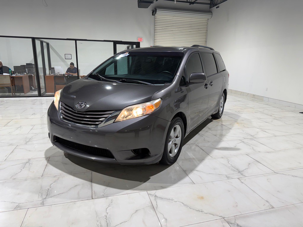 2015 Toyota Sienna Image 1