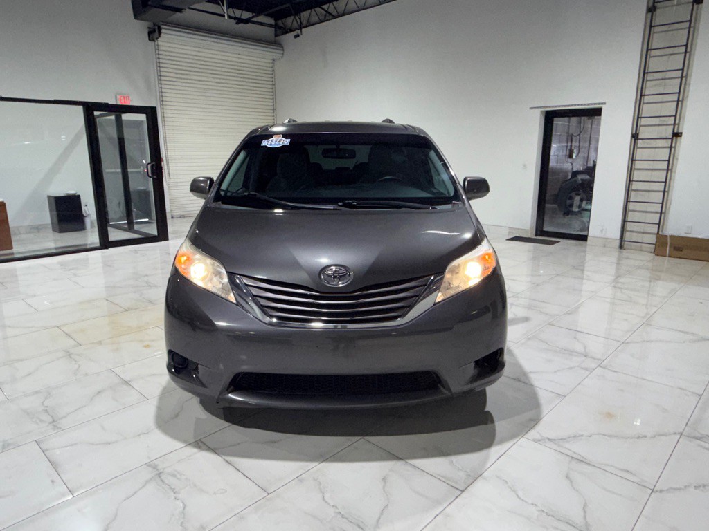 2015 Toyota Sienna Image 2