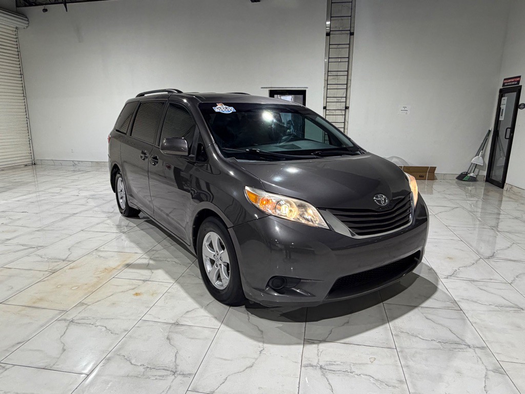 2015 Toyota Sienna Image 3