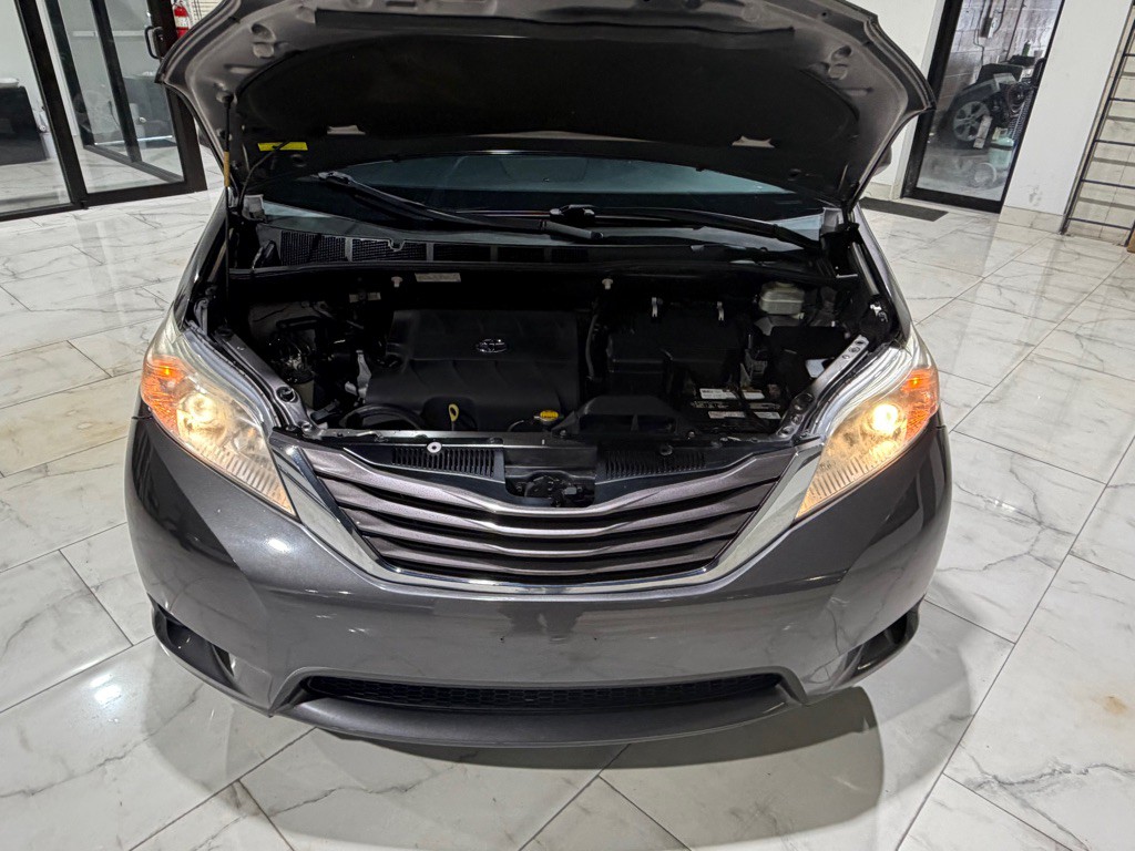 2015 Toyota Sienna Image 4