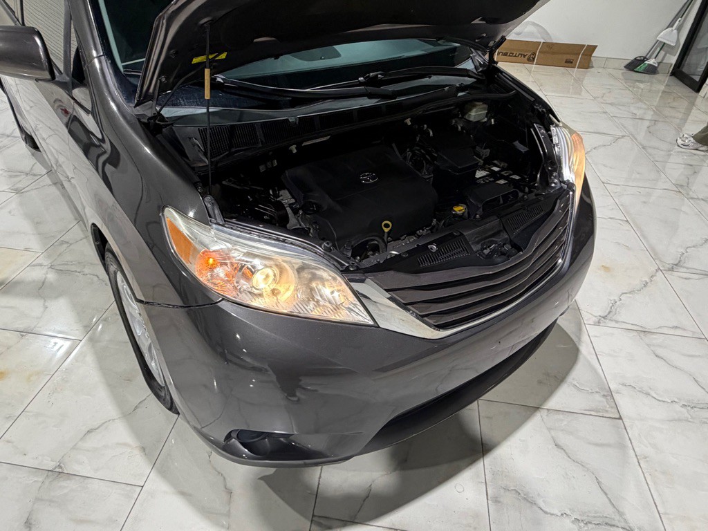 2015 Toyota Sienna Image 5
