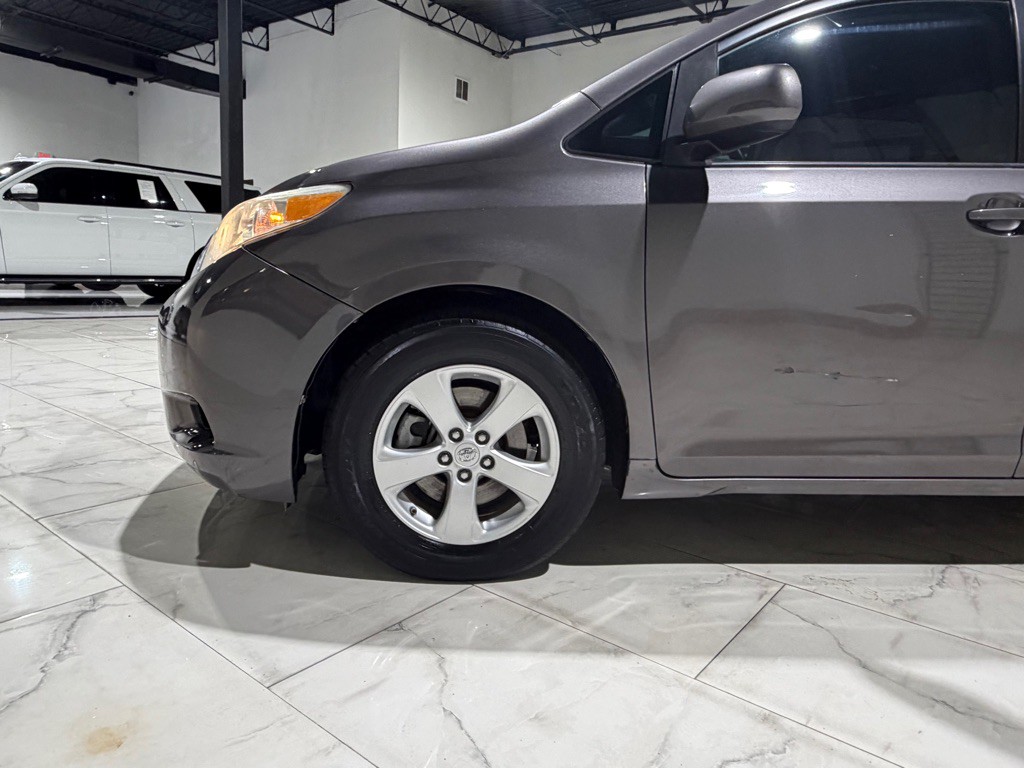 2015 Toyota Sienna Image 6