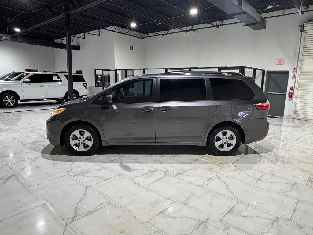 2015 Toyota Sienna Image 7
