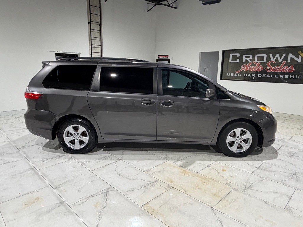 2015 Toyota Sienna Image 8