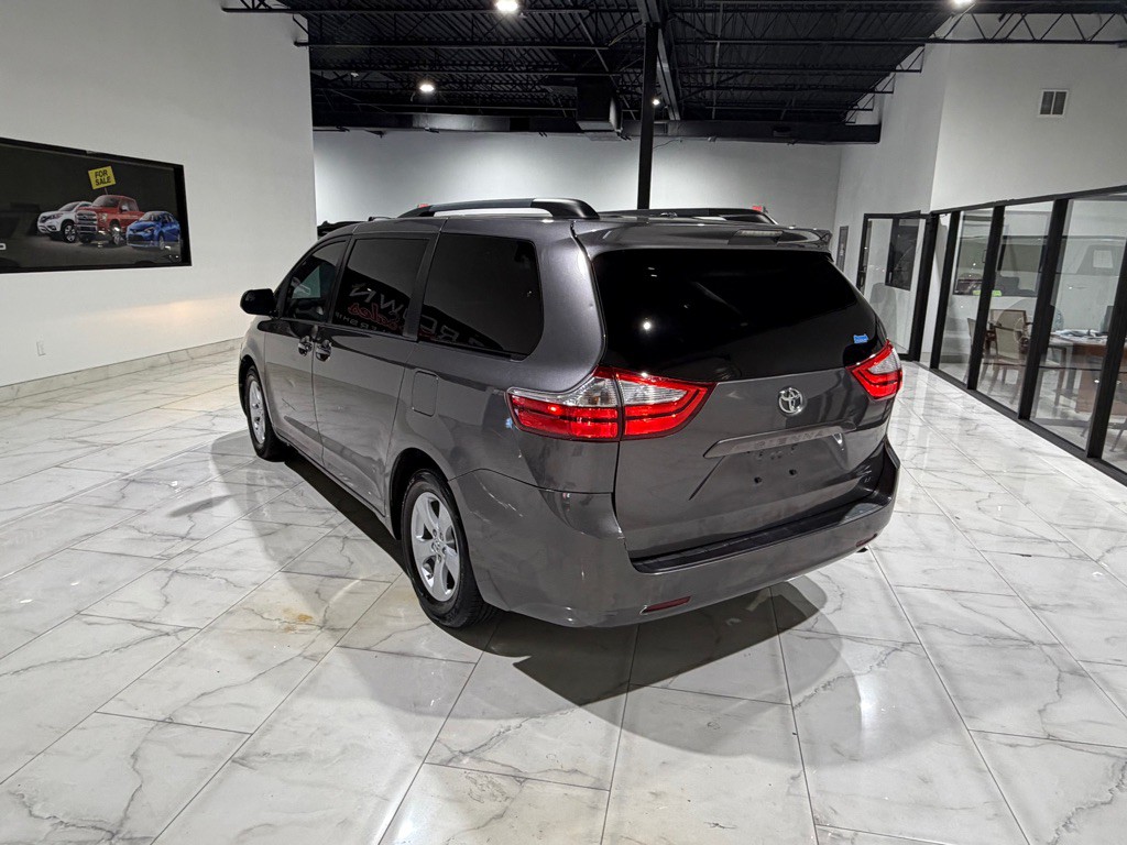 2015 Toyota Sienna Image 9