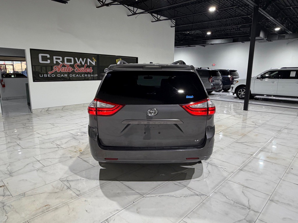 2015 Toyota Sienna Image 10