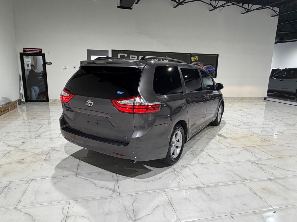 2015 Toyota Sienna Image 11
