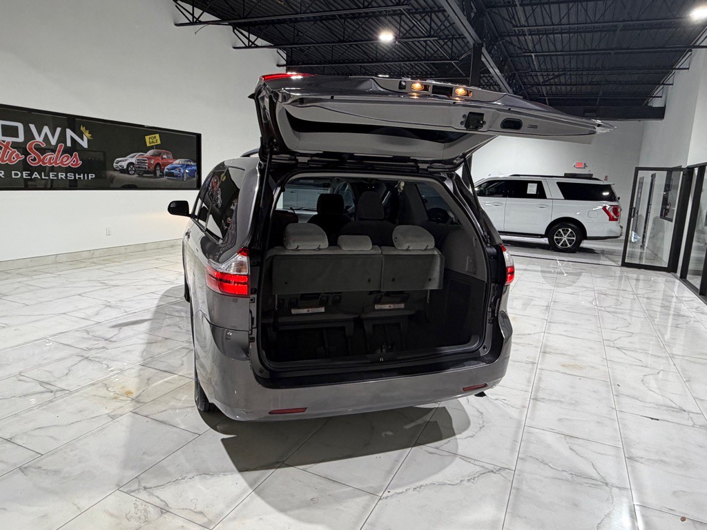 2015 Toyota Sienna Image 12