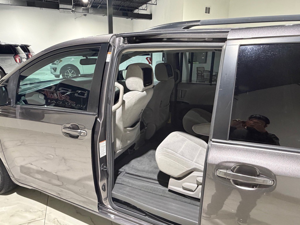 2015 Toyota Sienna Image 13