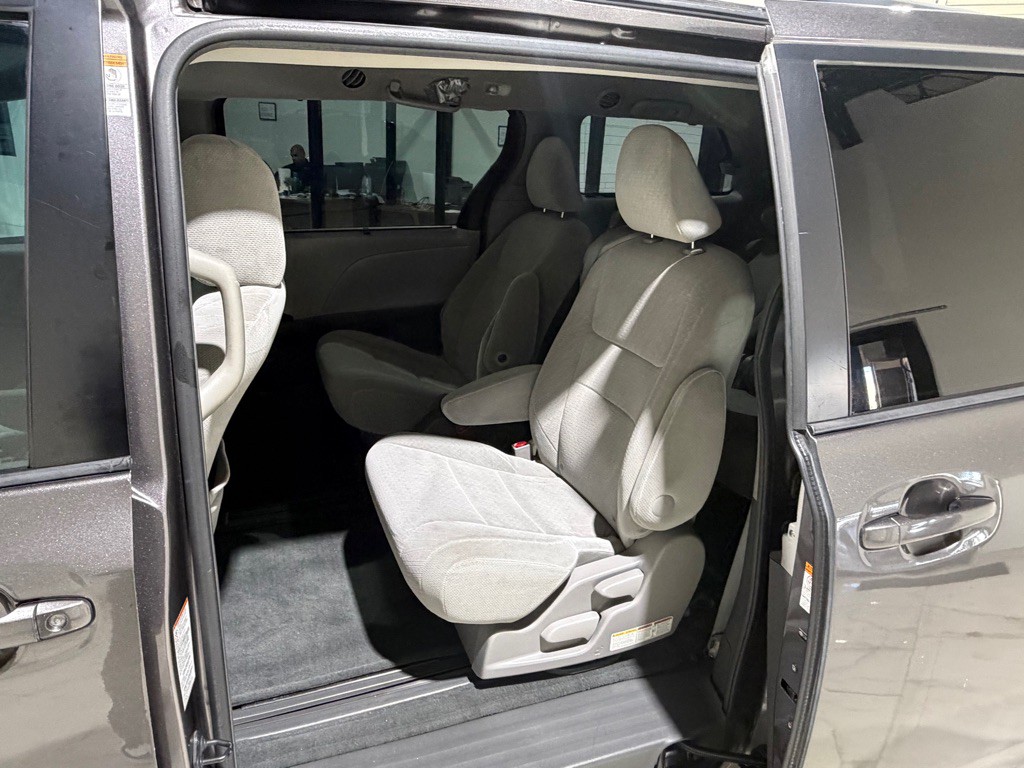 2015 Toyota Sienna Image 14