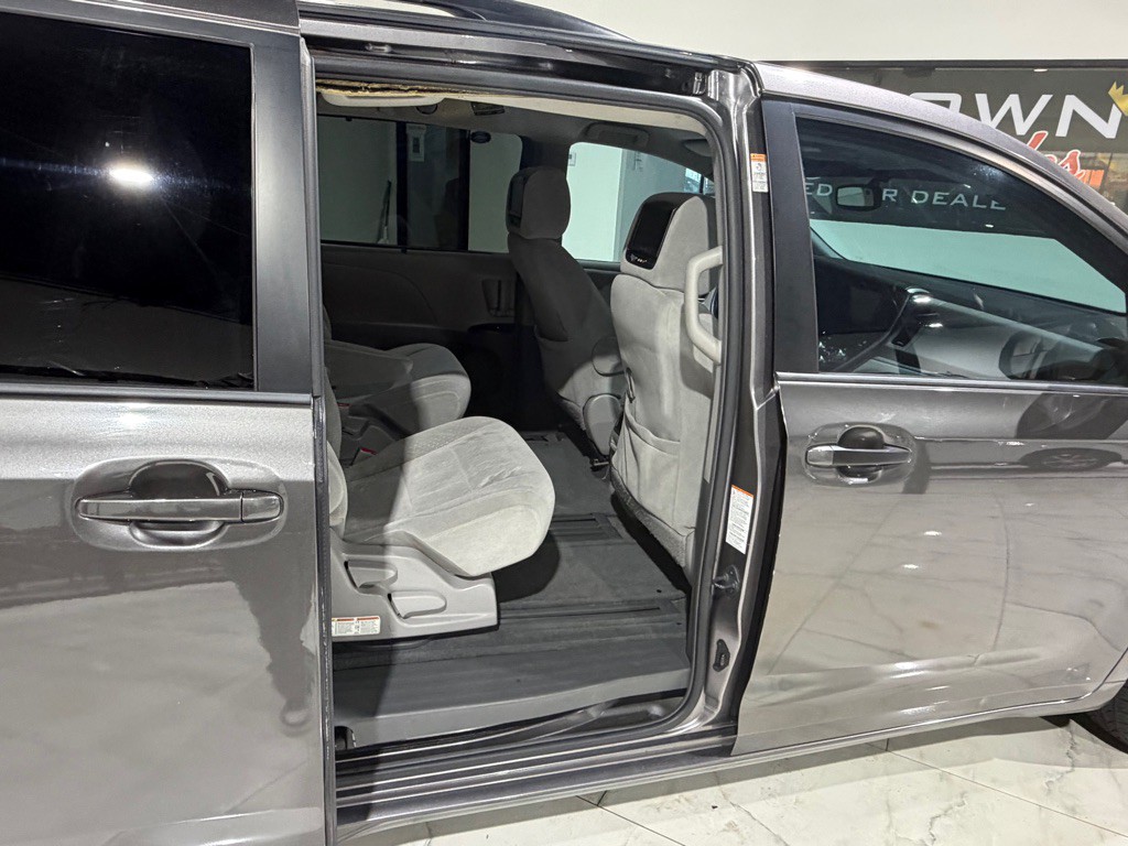 2015 Toyota Sienna Image 15