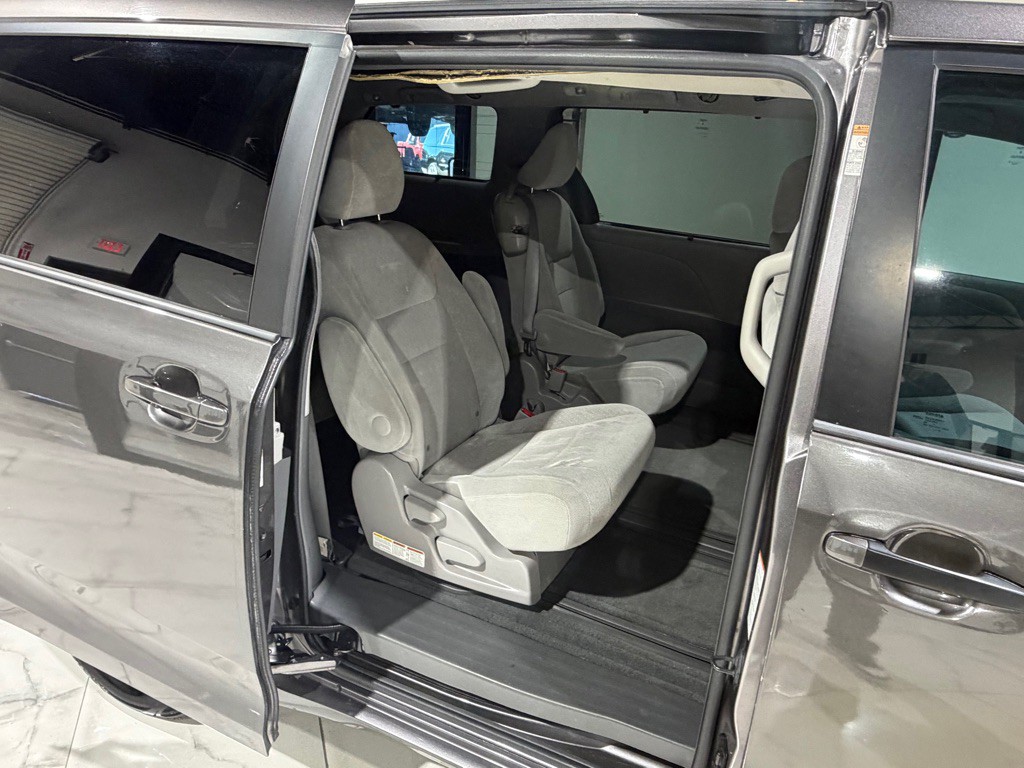2015 Toyota Sienna Image 16