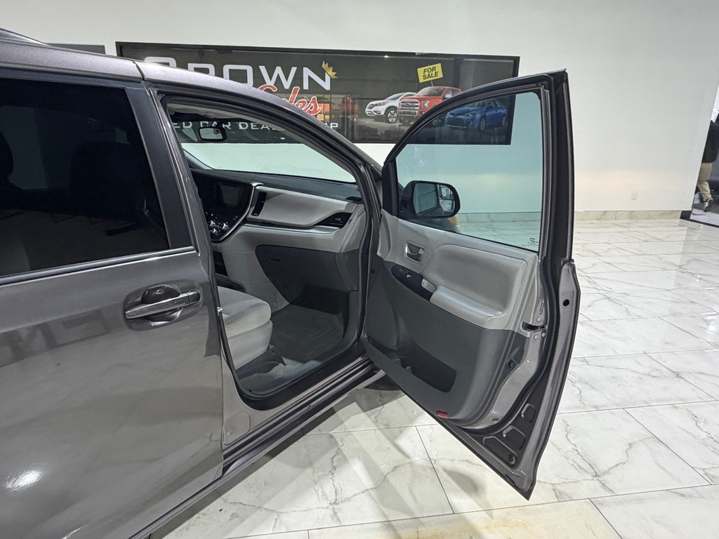 2015 Toyota Sienna Image 17