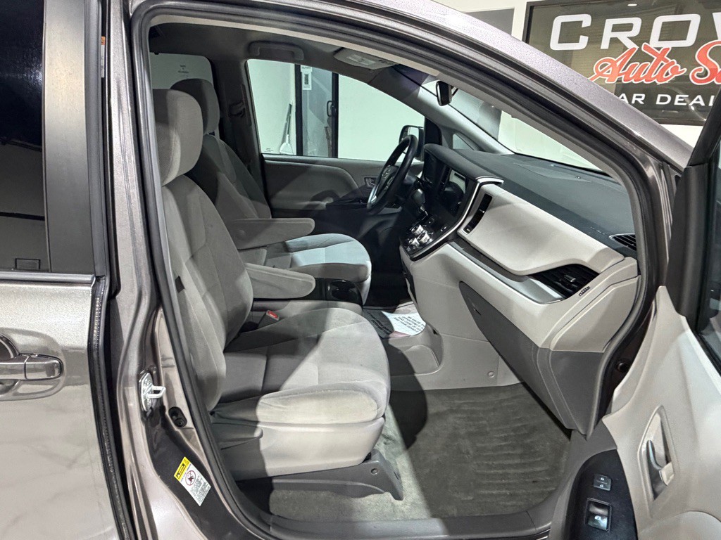 2015 Toyota Sienna Image 18