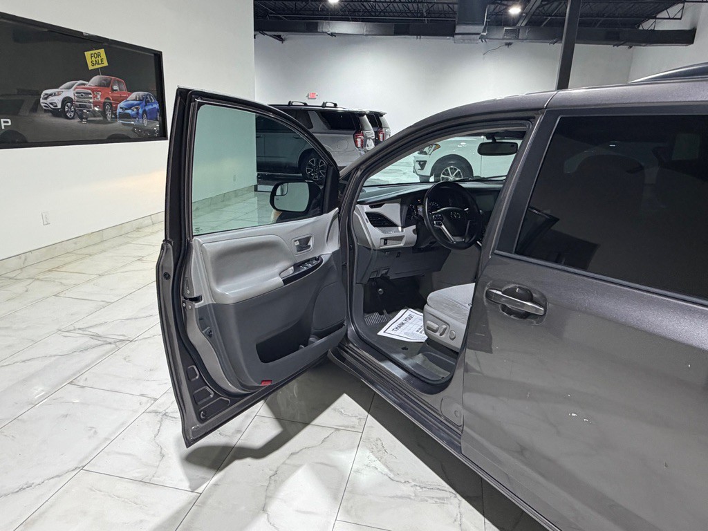 2015 Toyota Sienna Image 19