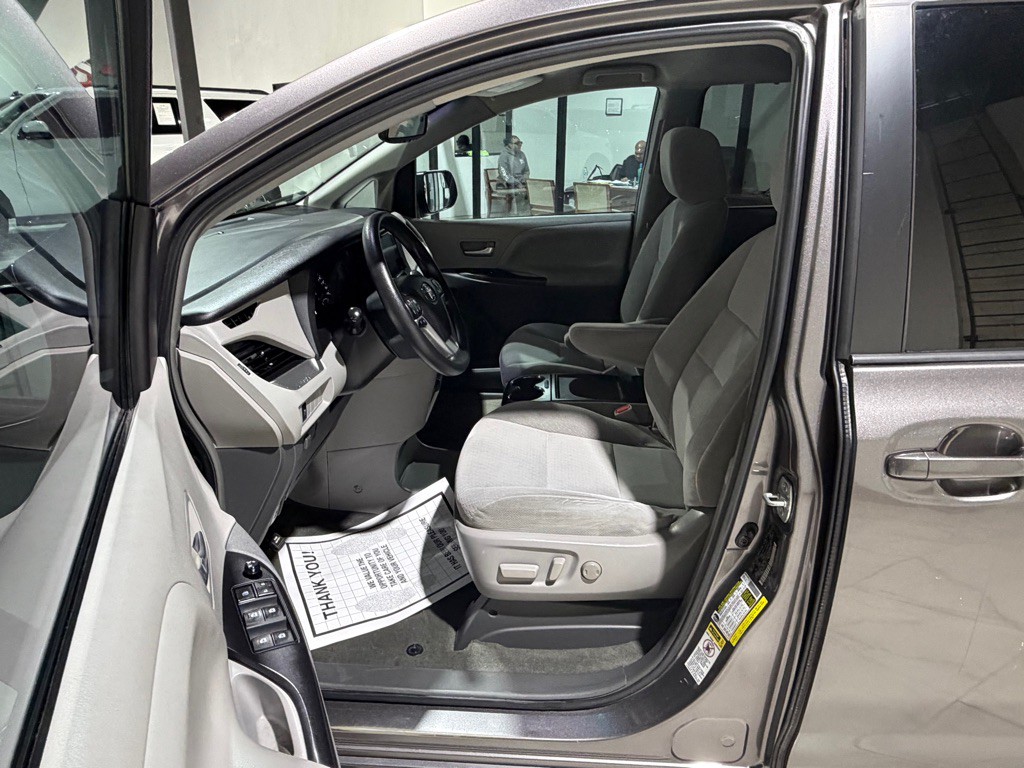 2015 Toyota Sienna Image 20