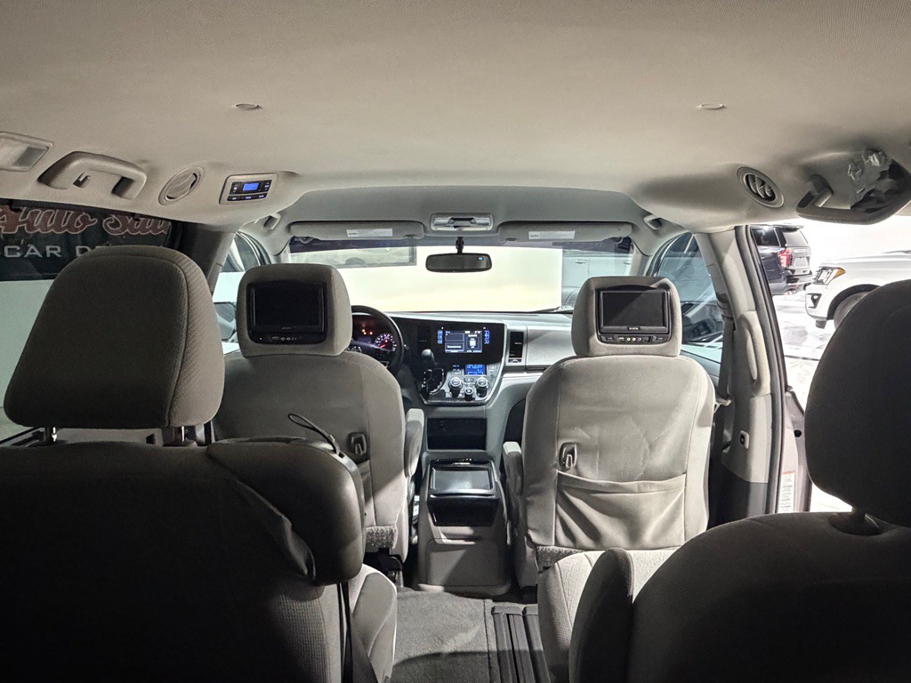 2015 Toyota Sienna Image 24