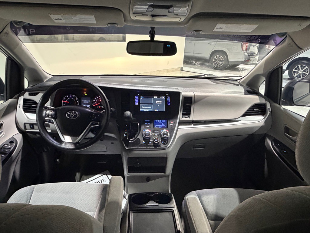 2015 Toyota Sienna Image 25