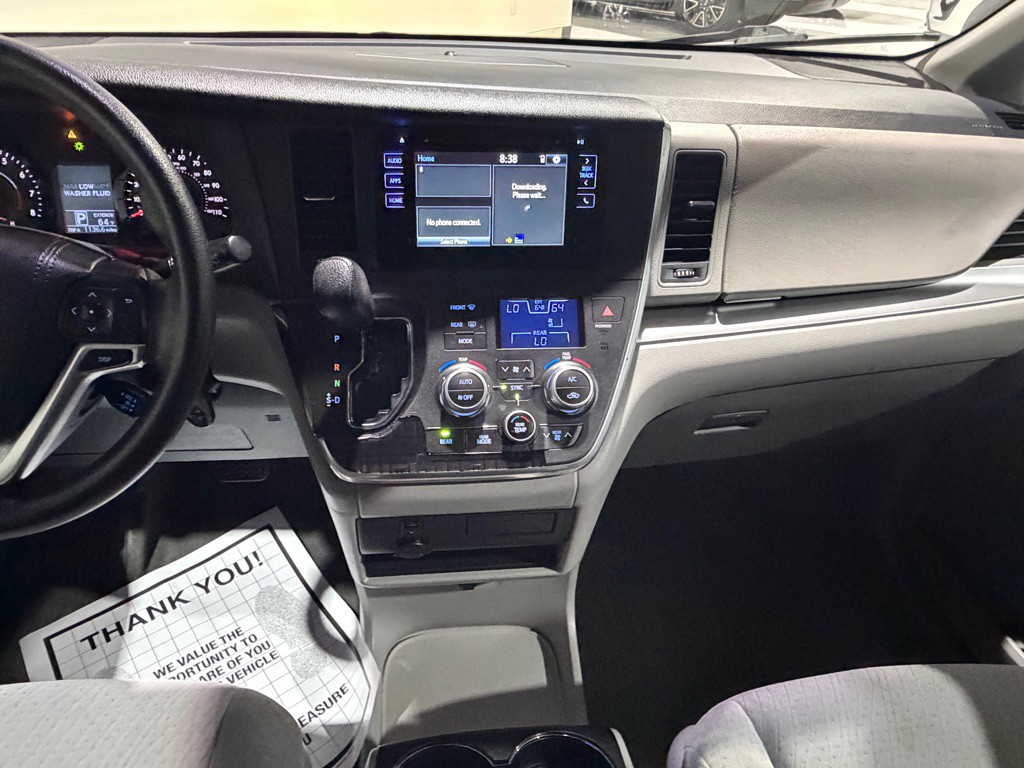 2015 Toyota Sienna Image 26