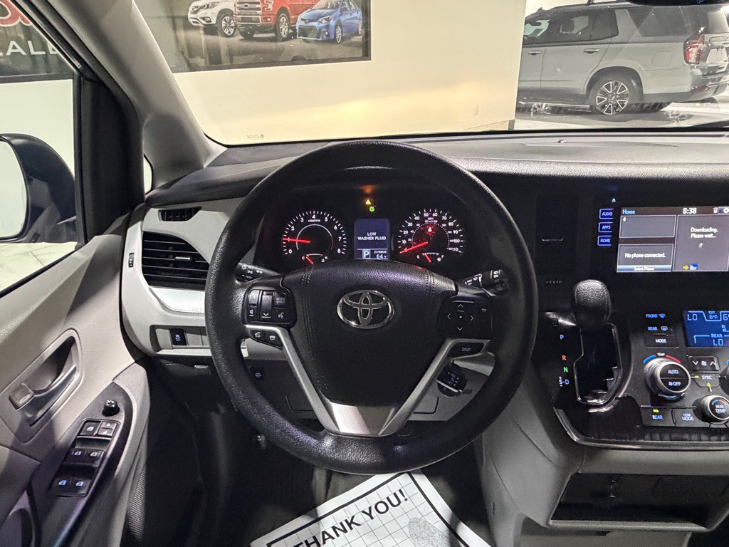 2015 Toyota Sienna Image 28