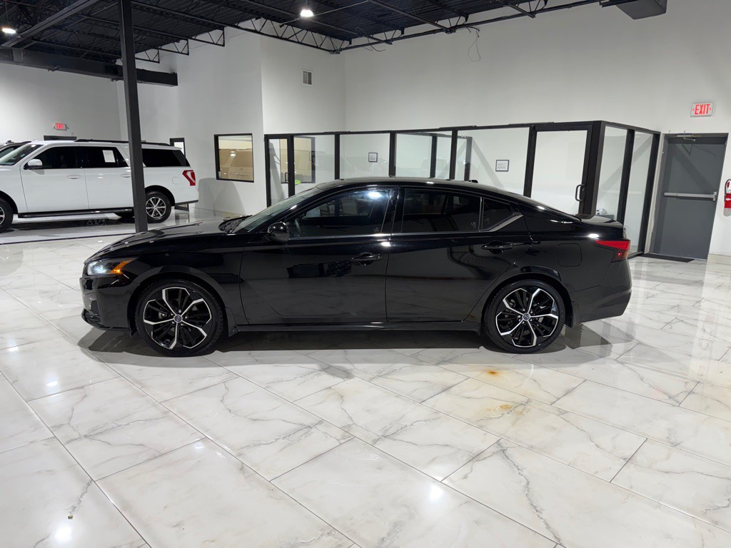 2023 Nissan Altima Image 8