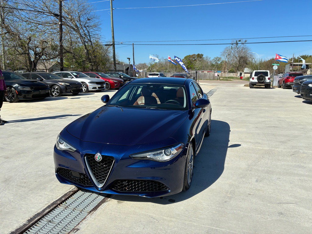 2019 Alfa Romeo Giulia Image 1