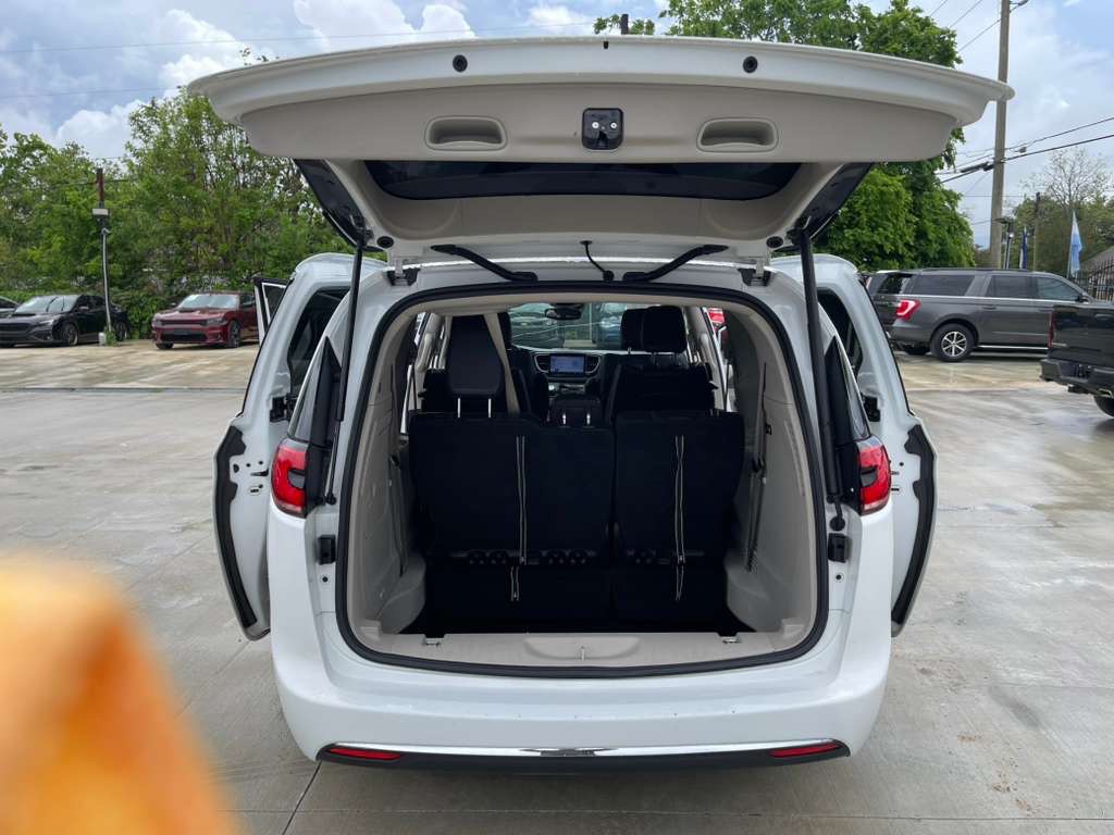 2022 Chrysler Pacifica Image 13