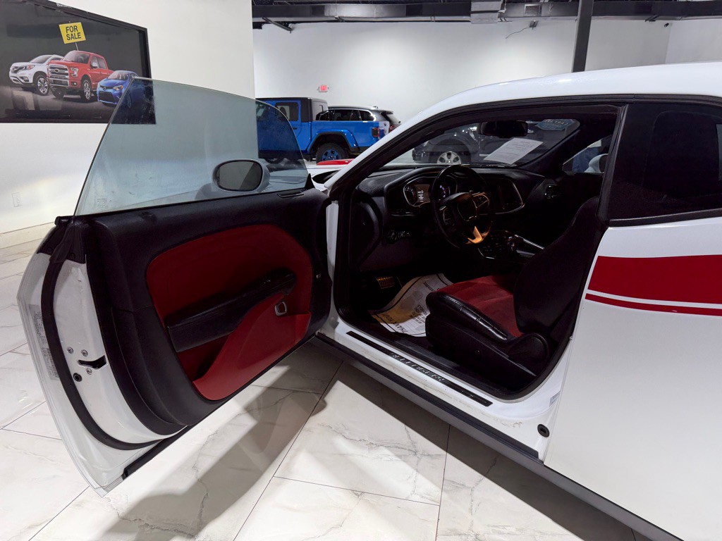 2016 Dodge Challenger Image 16