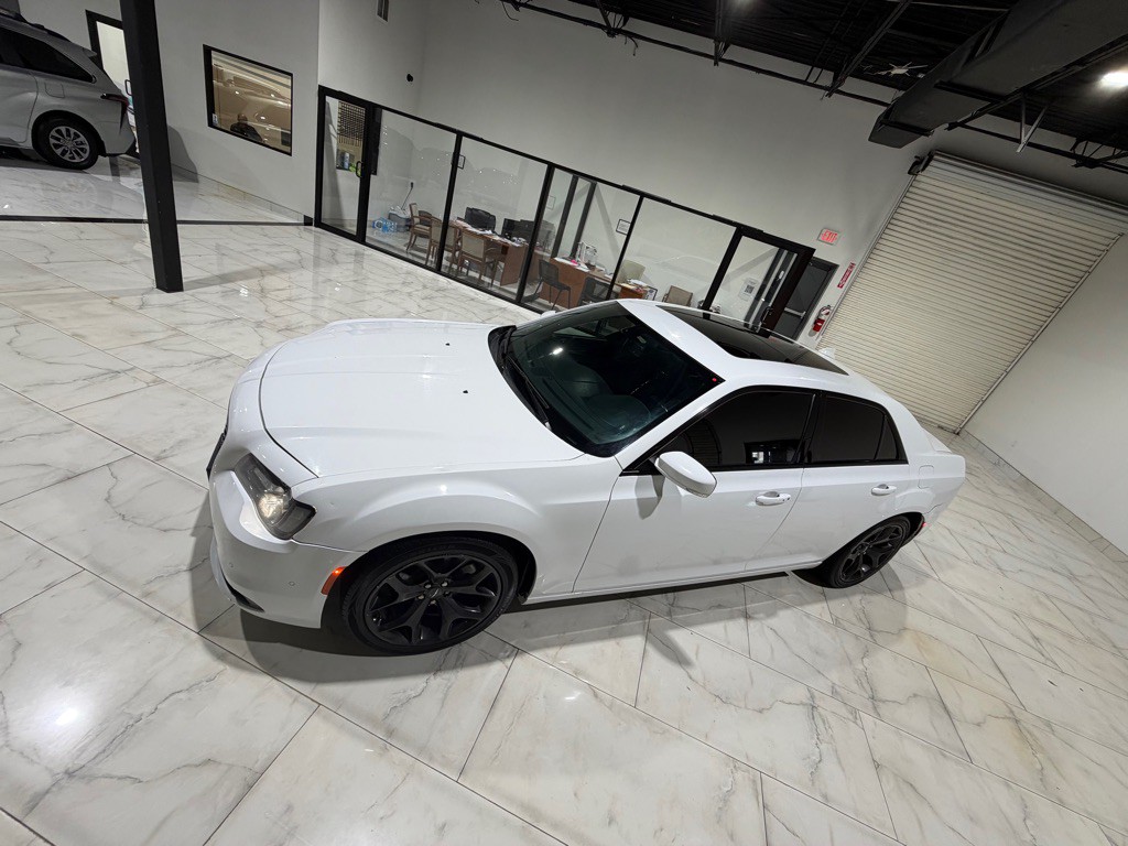 2021 Chrysler 300 Image 4