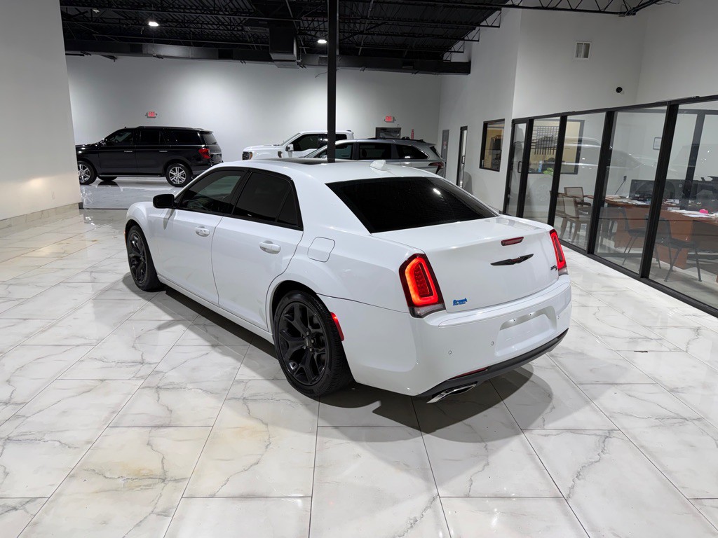 2021 Chrysler 300 Image 8
